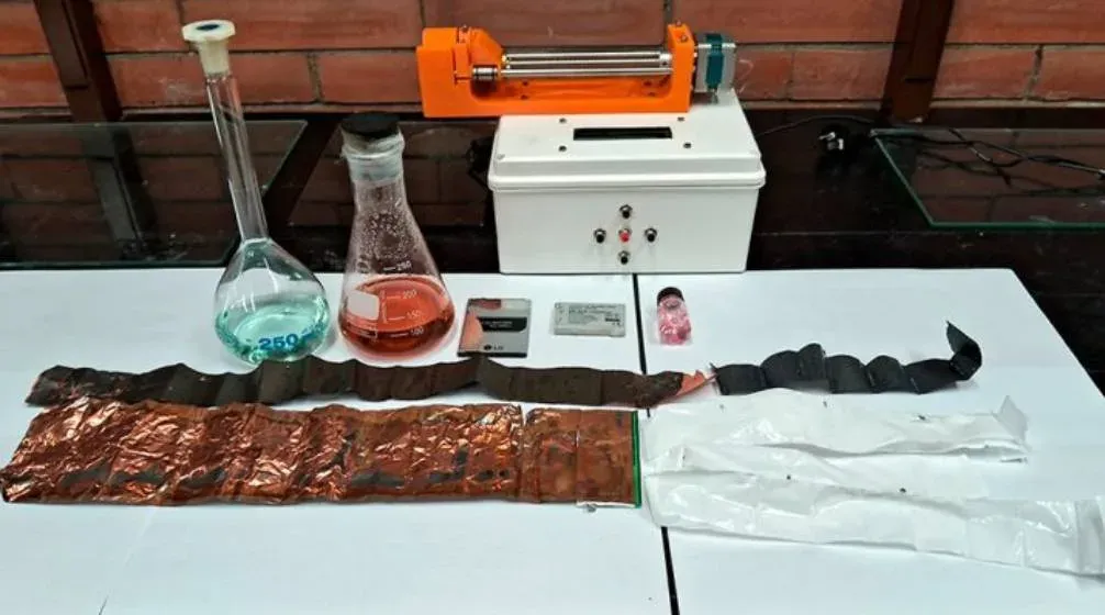 Baterías de ion-litio usadas apiladas para su reciclaje