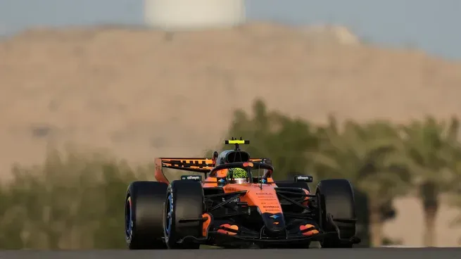 Circuito de Fórmula 1 en Arabia Saudita con banderas y estructura de hospitalidad