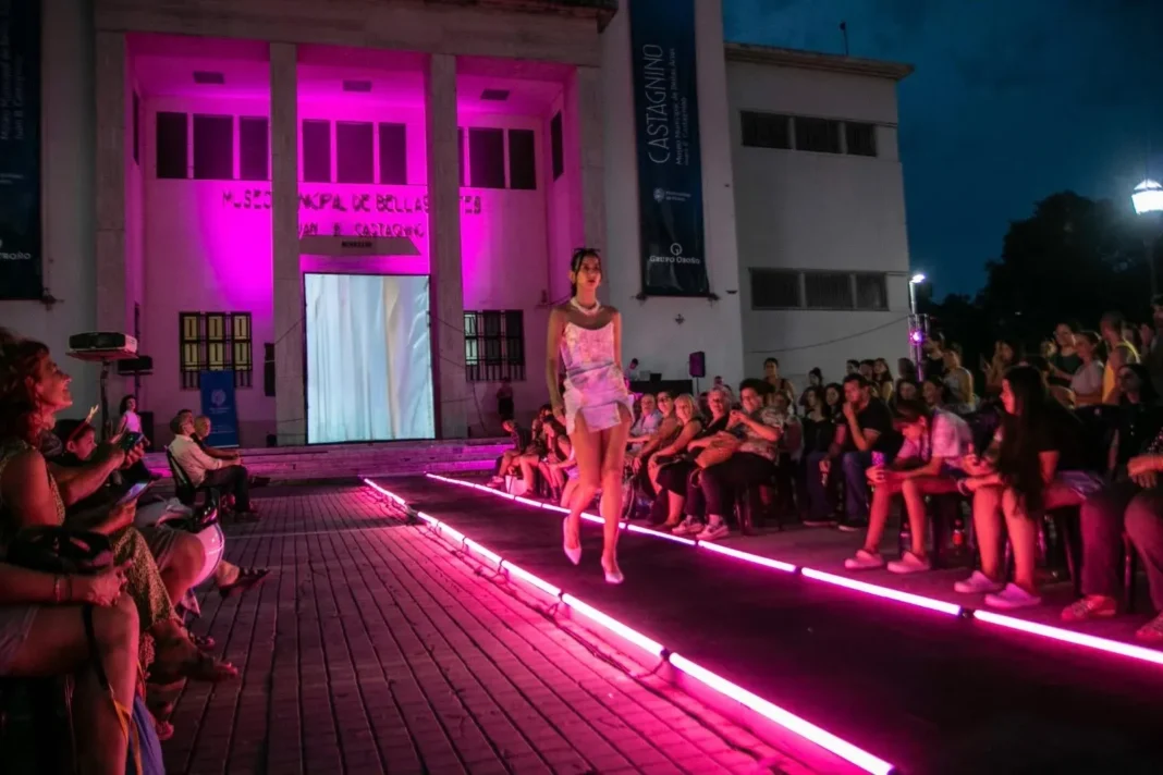 Desfile de la Escuela de Diseño y Producción Textil en el Rosedal