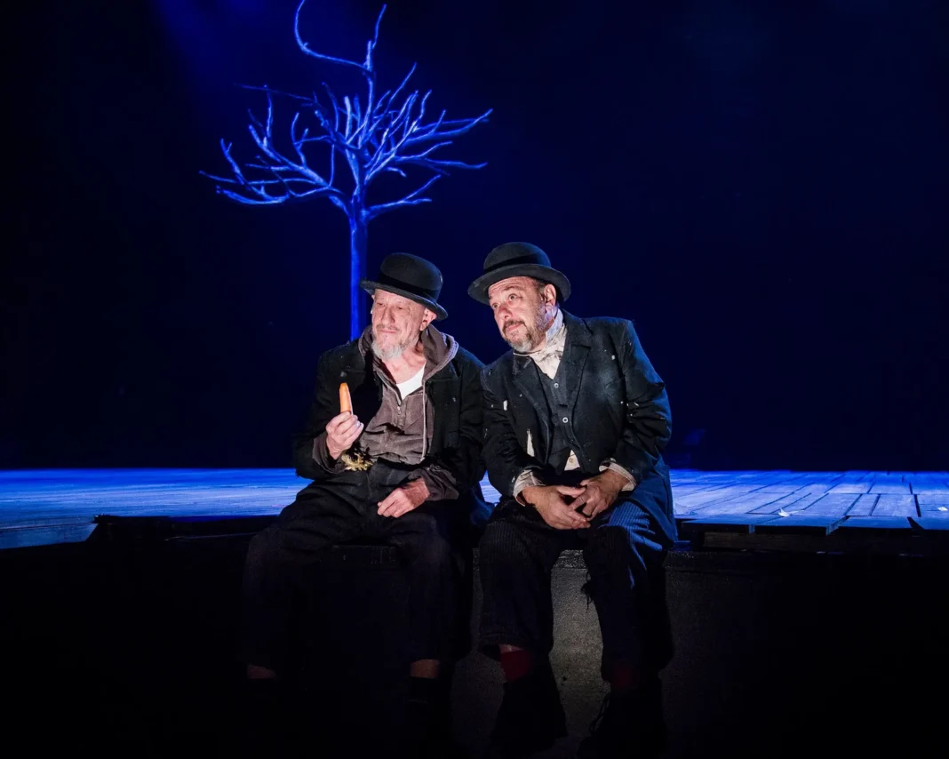 Escena de la obra Esperando a Godot en el teatro Alvear