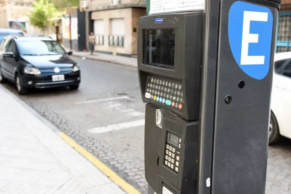 Cartel de estacionamiento medido en la vía pública