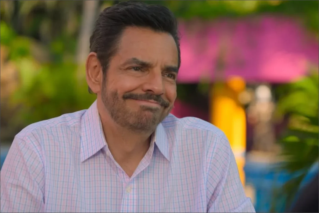 Eugenio Derbez hablando en una conferencia de prensa