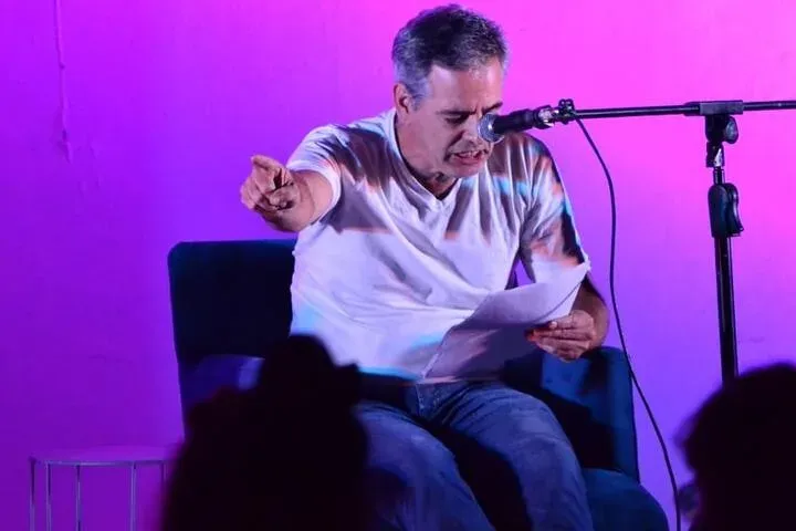 Norman Petrich, poeta y periodista, en un evento literario