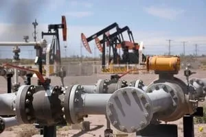 Puerto de exportación con buques y contenedores