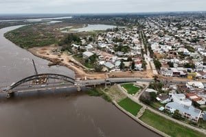 Operarios trabajando en un transformador eléctrico en Santo Tomé