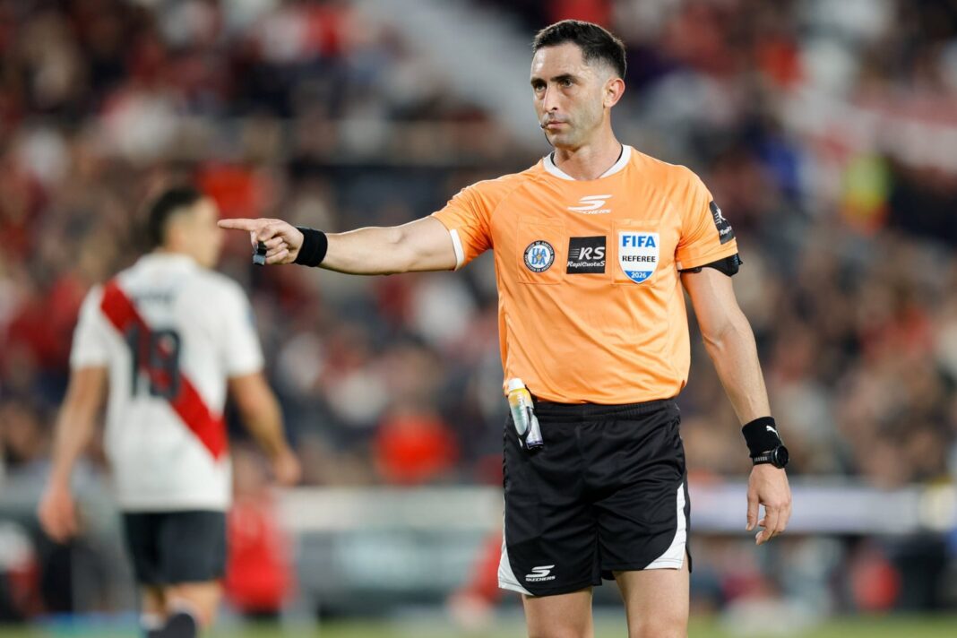Árbitro de fútbol señalando una infracción durante un partido del Torneo Clausura 2026