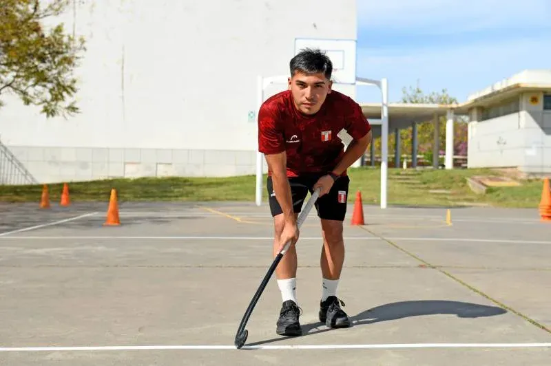 Fernando Aldana, jugador de hockey de la selección peruana, en el playón del Distrito Sudoeste