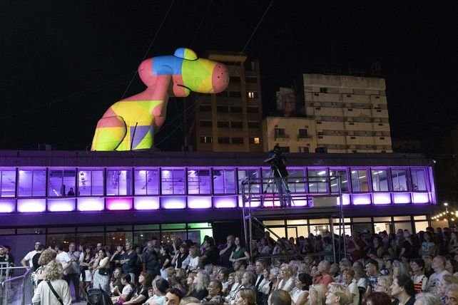 Guillermo Francella durante la apertura del Festival Fontanarrosa 2026 en el Teatro El Círculo de Rosario