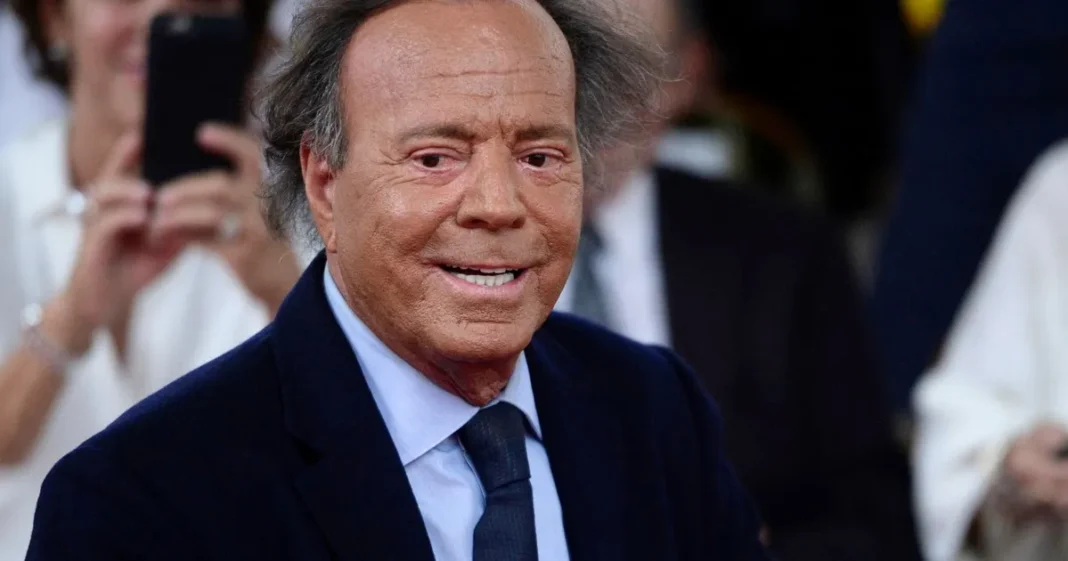 Julio Iglesias durante una presentación