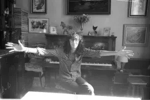 Fotografía en blanco y negro de Fito Páez tomada por Alejandro Lamas en 1983 en su casa de Balcarce 681