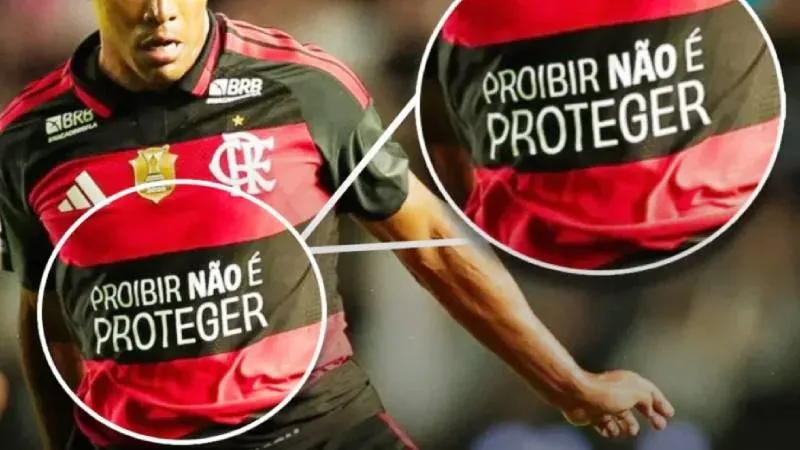 Jugadores de Flamengo durante un partido con la frase 'Prohibir no es proteger' en la camiseta