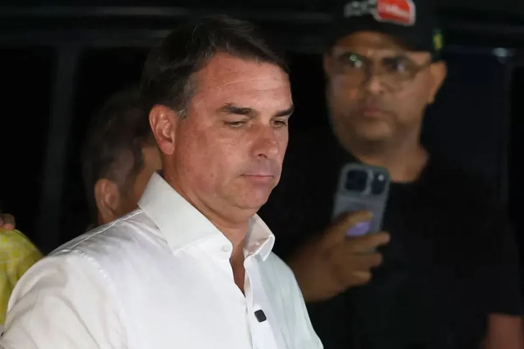 Flávio Bolsonaro junto a su familia en el aeropuerto de Puerto Iguazú antes de abordar el vuelo privado