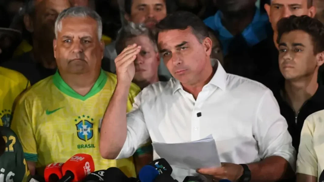Flávio Bolsonaro en una declaración pública