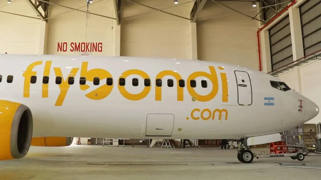 Avión de Flybondi en plataforma de aeropuerto