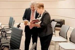 Kristalina Georgieva, directora gerente del FMI, y Luis Caputo, ministro de Economía de Argentina, durante su reunión en Bangkok.