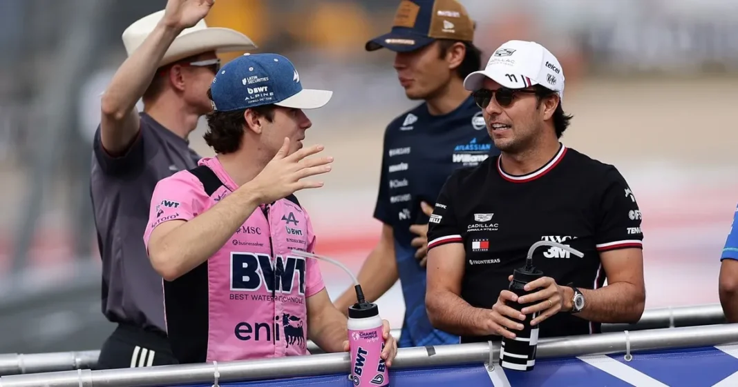 Franco Colapinto junto a su Alpine en el paddock