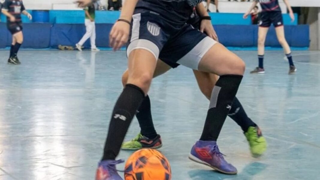 Cancha de futsal del Club Deportivo La Fábrika en Empalme Graneros, Rosario
