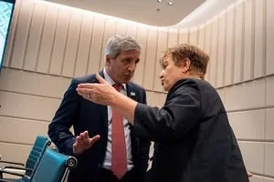 Kristalina Georgieva y Luis Caputo durante el panel en la Asamblea Anual del FMI en Bangkok