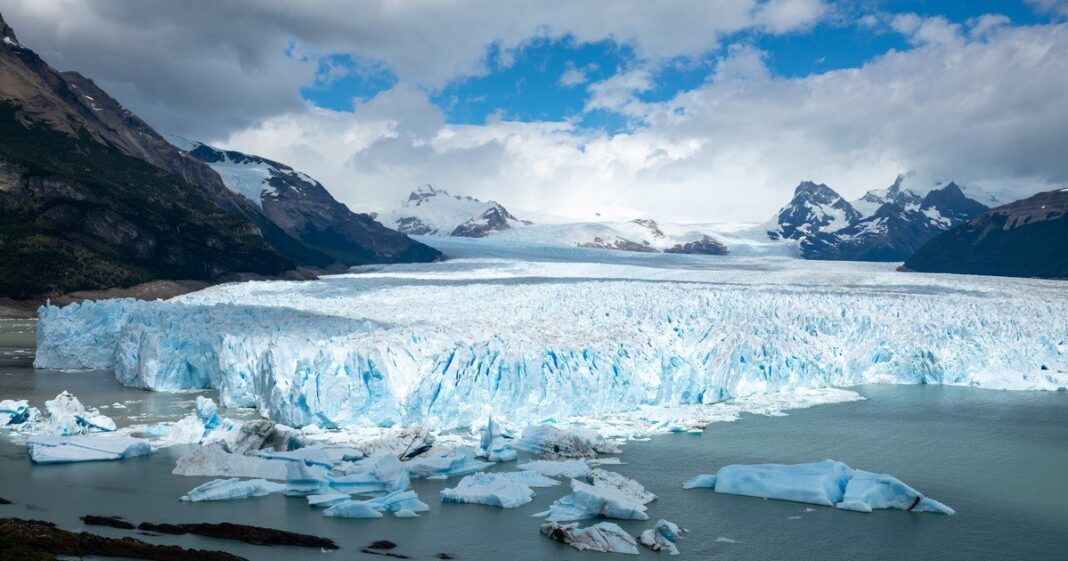 Vista del frente del Glaciar Perito Moreno con témpanos de hielo en el agua