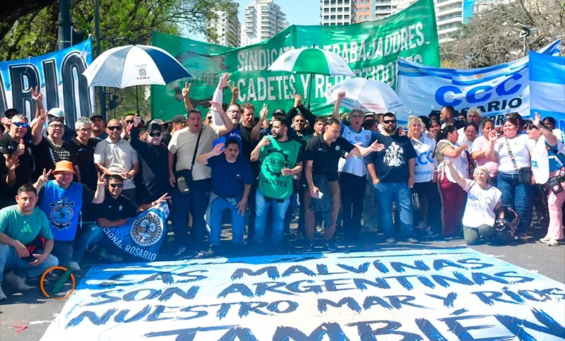 Protesta de gremios y organizaciones sociales frente al edificio de La Fluvial en Santa Fe
