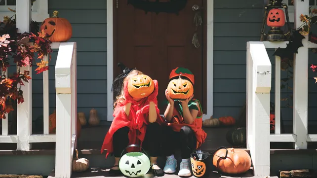 Niños disfrazados celebrando Halloween en la calle