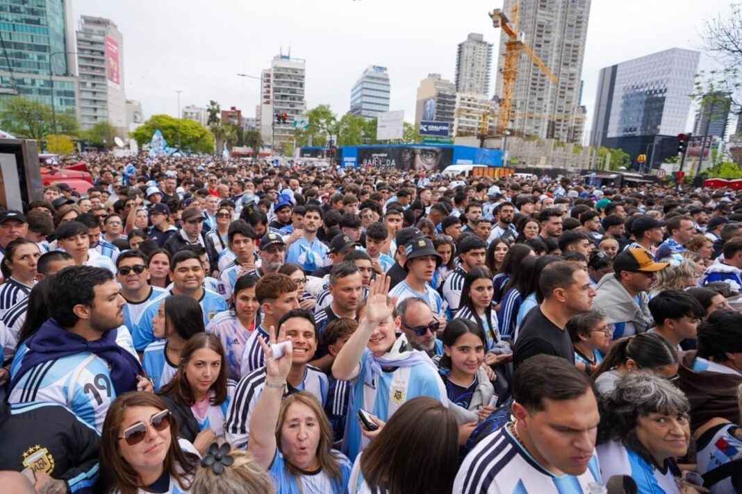 Hinchas argentinos en inmediaciones del Monumental para la despedida de Messi