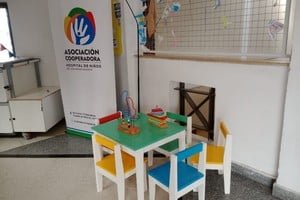 Sala de juegos del Hospital Alassia con materiales didácticos y almohadones