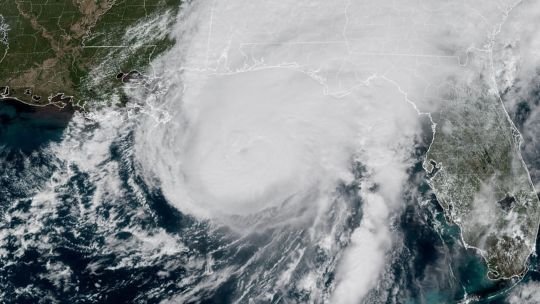 Imagen satelital del huracán Isaías categoría 3 aproximándose a la costa de Florida y Alabama