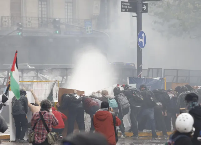 Manifestantes y fuerzas de seguridad durante incidentes en la Marcha Federal Universitaria frente al Congreso