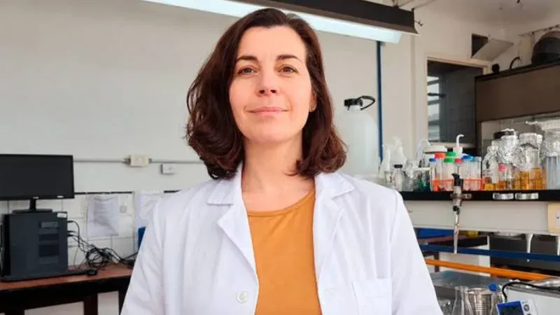 Investigadora en laboratorio manipulando cultivos de celulosa bacteriana