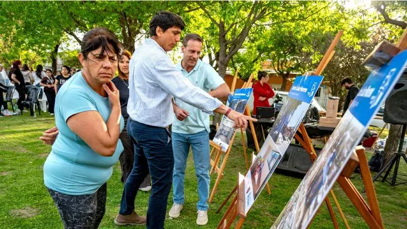 Intendente Pablo Javkin durante la presentación del Centro Cuidar Moreno en la plaza Moreno