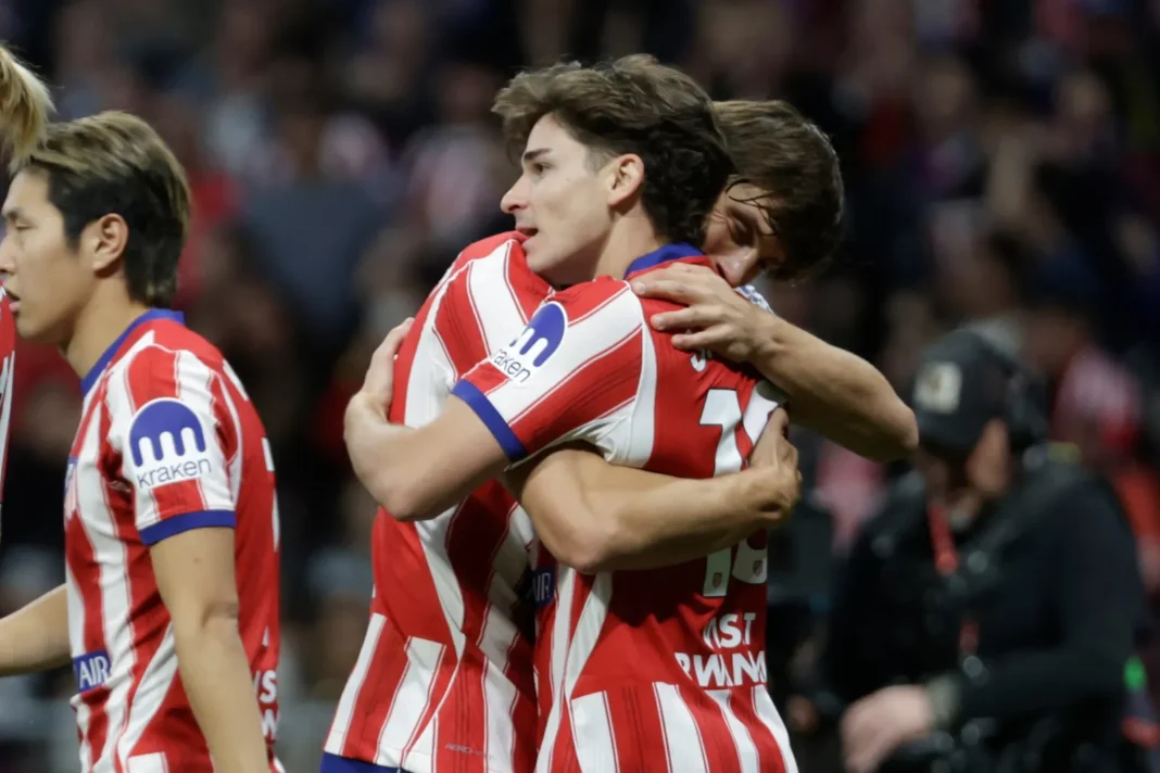Julián Álvarez festejando su gol con la camiseta de Atlético Madrid
