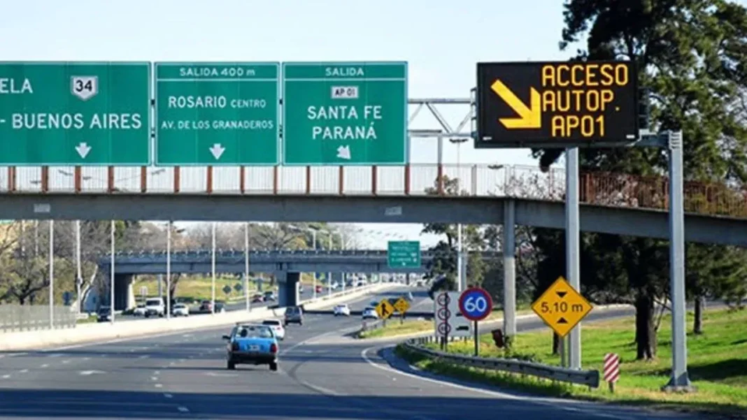 Vista de la Circunvalación de Rosario con luminarias apagadas y vegetación crecida