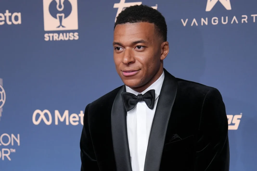 Kylian Mbappé junto a un auto de su colección
