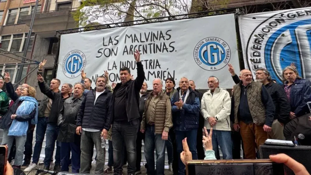 Marcha de la CGT hacia el ex Ministerio de Industria en Buenos Aires