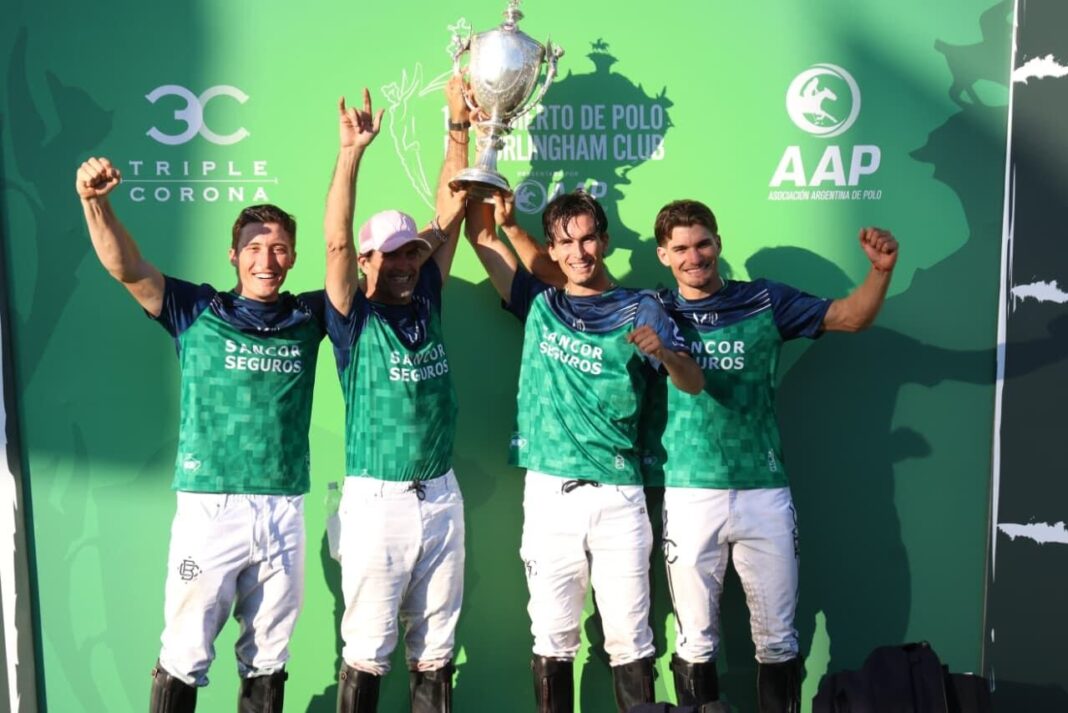Equipo de polo La Natividad-La Dolfina celebrando el título del Abierto de Hurlingham