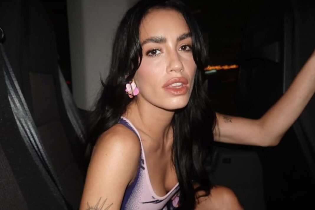 Lali Espósito con vestido lila de terciopelo en la celebración de su cumpleaños 35 en Brasil