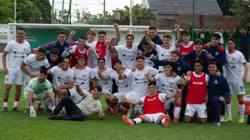 Jugadores de Leones y Central Córdoba celebrando la clasificación por penales en el Reducido de la Primera C