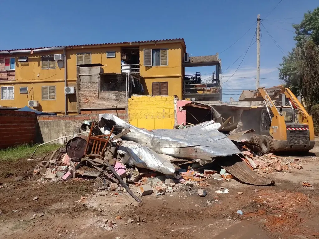 Agentes municipales durante la demolición de una vivienda ilegal en un espacio público de barrio Supercemento, Santa Fe