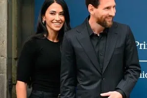 Lionel Messi y Antonela Roccuzzo llegando al Hotel Reconquista en Oviedo