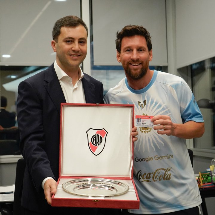 Lionel Messi recibiendo el carnet de socio honorario de River Plate