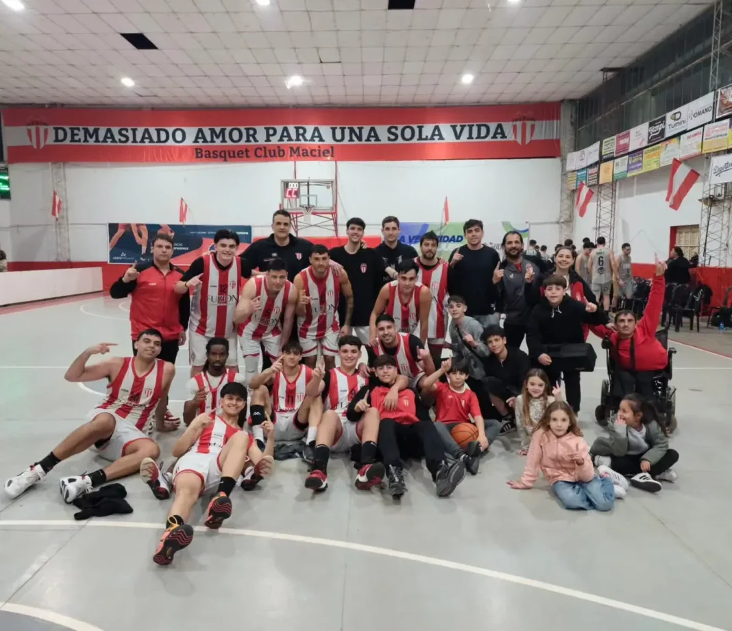 Jugadores de Maciel celebrando el primer puesto en la Primera B rosarina