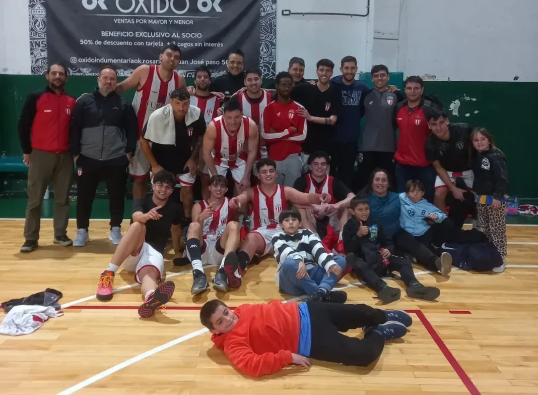 Jugadores de básquet en partido de la Primera B rosarina