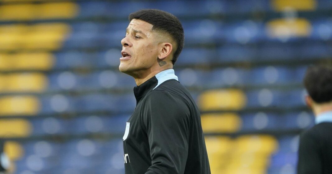 Marcos Rojo firmando contrato con Estudiantes