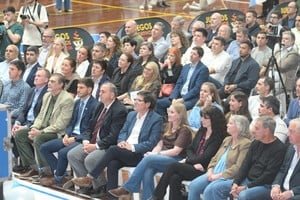 Estudiantes de la UTN reunidos en el Estadio de la UTN Santa Fe durante la ceremonia de apertura de los Juegos Deportivos 2026