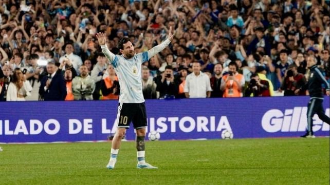 Lionel Messi ejecutando un penal en el Estadio Monumental durante el partido Argentina vs Benín