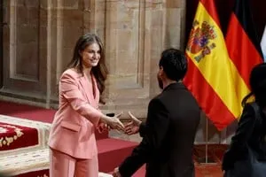 Lionel Messi recibe la insignia de los Premios Princesa de Asturias de manos de la princesa Leonor en Oviedo