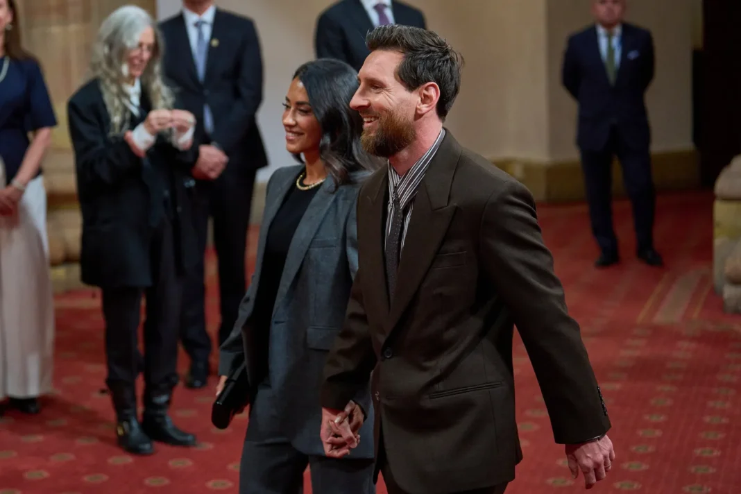 Lionel Messi saluda a la princesa Leonor durante la audiencia en el Hotel Reconquista de Oviedo