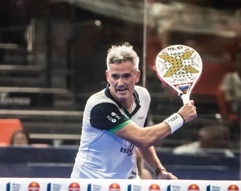 Miguel Lamperti durante un partido de pádel