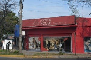 Fachada de la sede de Moderno House en avenida Facundo Zuviría al 6600, Santa Fe